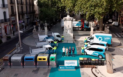 Aquest dilluns al matí, a la Rambla, s’ha presentat el nou servei de recollida de residus, amb el desplegament de nous vehicles i contenidors.