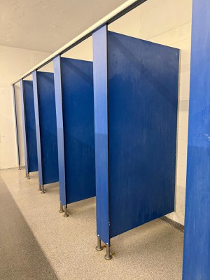 Piscina Figueres vestidor.jpeg